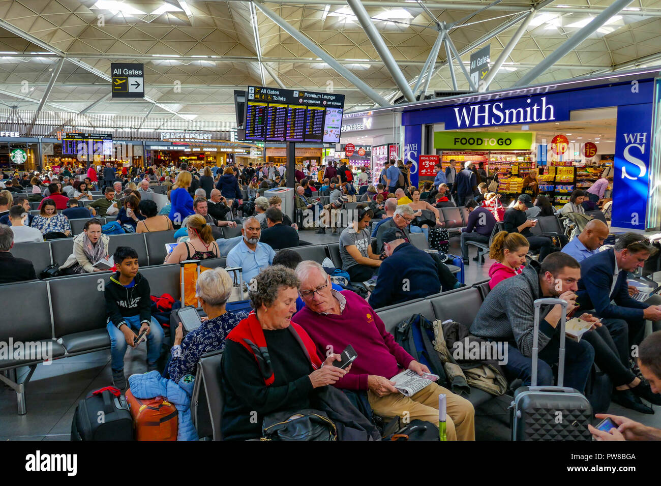 Massen von Menschen am Flughafen Stansted, London, England, Großbritannien Stockfoto