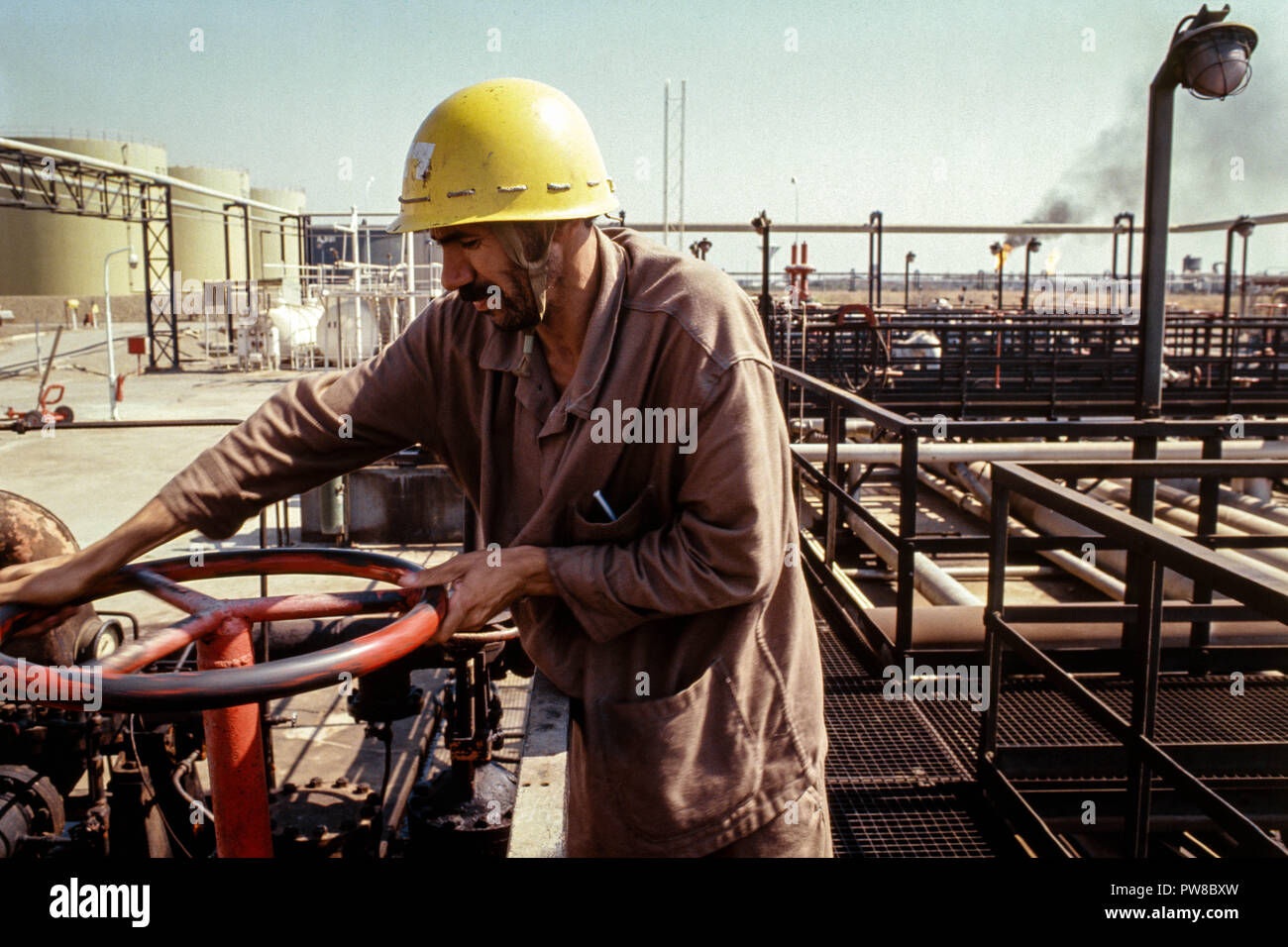 Ziehen Sie die Ventile an der Algier Naftec Raffinerie, einer Tochtergesellschaft von Sonatrach, einer von vier Algeriens Raffinerien. Kohlenwasserstoffe spielen eine entscheidende Rolle in der algerischen Wirtschaft, entfallen rund 60 % der Haushaltseinnahmen und über 95% der Exporterlöse. Die US-amerikanische Energy Information Administration berichtete, dass im Jahr 2005, Algerien hatte 160 Billionen Kubikfuß (TCF) der nachgewiesenen Erdgasreserven, die achtgrößte der Welt. Stockfoto