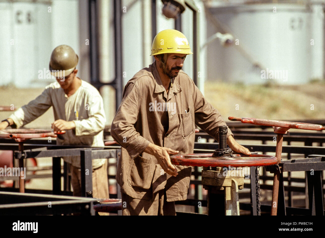 Ziehen Sie die Ventile an der Algier Naftec Raffinerie, einer Tochtergesellschaft von Sonatrach, einer von vier Algeriens Raffinerien. Kohlenwasserstoffe spielen eine entscheidende Rolle in der algerischen Wirtschaft, entfallen rund 60 % der Haushaltseinnahmen und über 95% der Exporterlöse. Die US-amerikanische Energy Information Administration berichtete, dass im Jahr 2005, Algerien hatte 160 Billionen Kubikfuß (TCF) der nachgewiesenen Erdgasreserven, die achtgrößte der Welt. Stockfoto