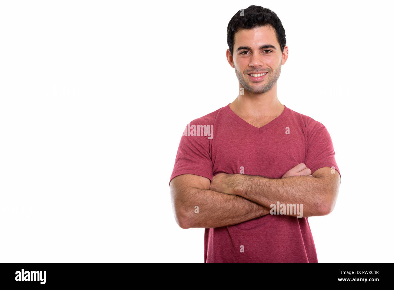 Studio shot der Jungen glücklich aussehenden Hispanic Mann lächelnd mit Ar Stockfoto