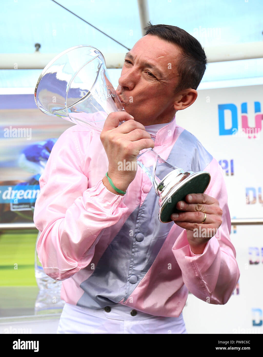 Frankie Dettori feiert den Gewinn der Darley Dewhurst Stakes auf Zu Verflixtes heißen, in Tag zwei des Dubai zukünftigen Meister Festival in Newmarket Racecourse. Stockfoto