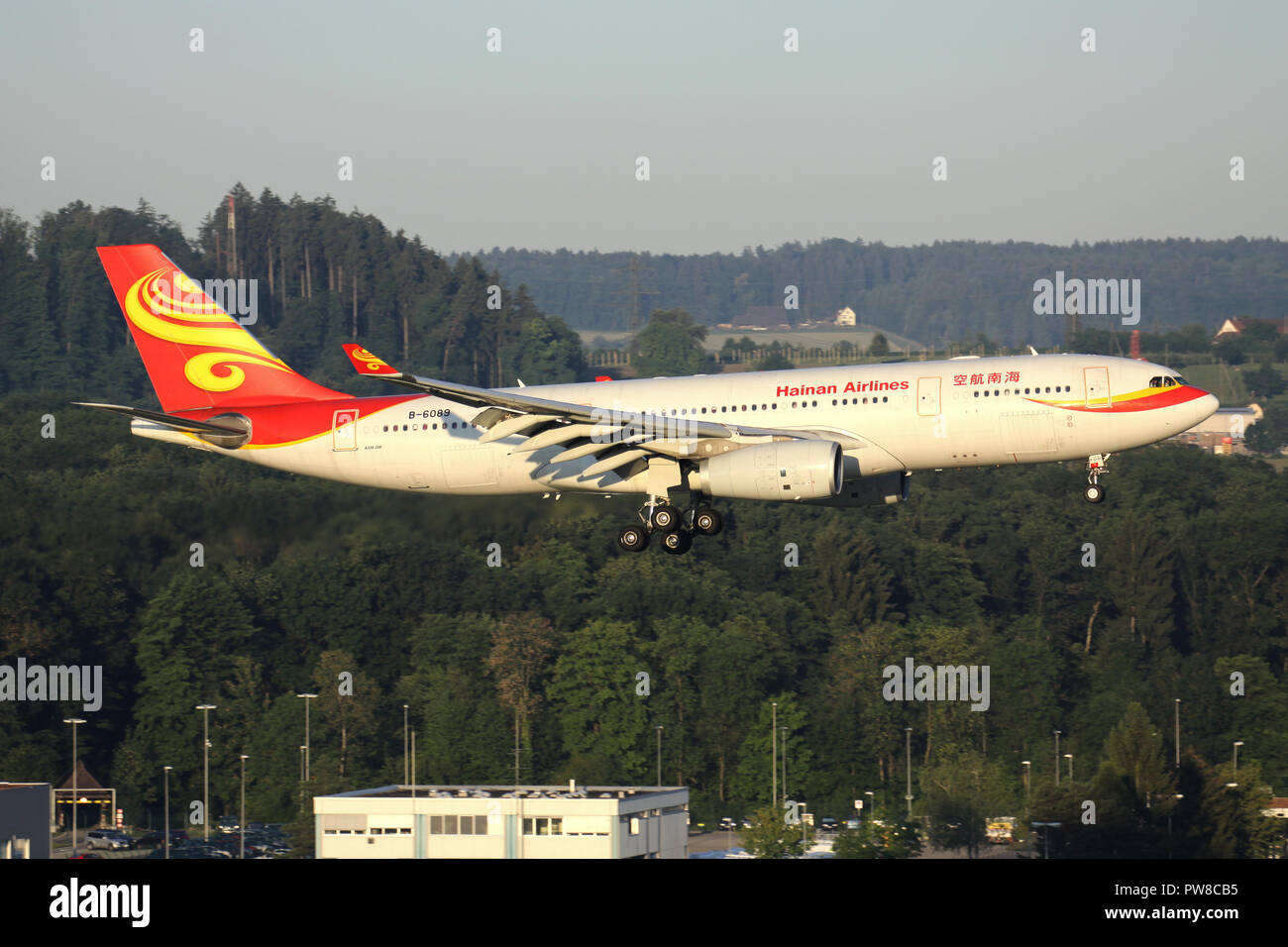 Hainan Airlines Airbus A330-200 mit der Registrierung B-6089 auf kurze letzte für Piste 34 des Flughafens Zürich. Stockfoto