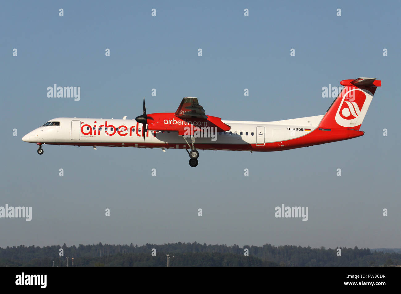 Deutsche LGW Bombardier Dash 8 Q400 bei Air Berlin livery mit der Registrierung D-ABQB auf kurze letzte für Piste 14 des Flughafens Zürich. Stockfoto