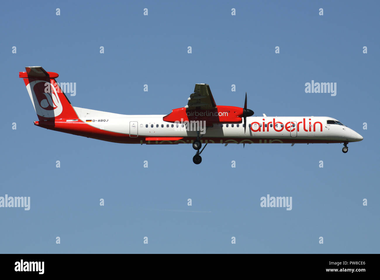 Deutsche LGW Bombardier Dash 8 Q400 bei Air Berlin livery mit der Registrierung D-ABQJ auf kurze letzte für Piste 14 des Flughafens Zürich. Stockfoto