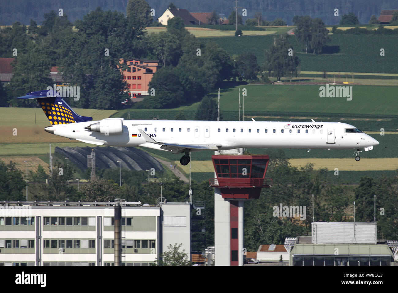 Deutsche Eurowings Bombardier CRJ900 der Lufthansa Regional Lackierung mit der Registrierung D-ACNC auf kurze letzte für Piste 34 des Flughafens Zürich. Stockfoto