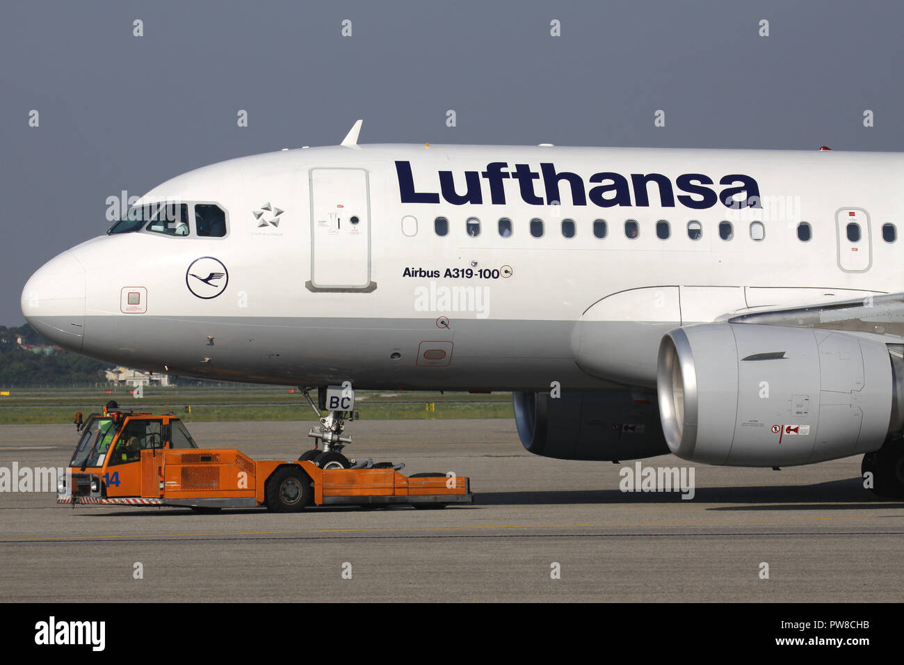 Deutsche Lufthansa Airbus A319-100 auf pushback am Mailand Malpensa Flughafen. Stockfoto