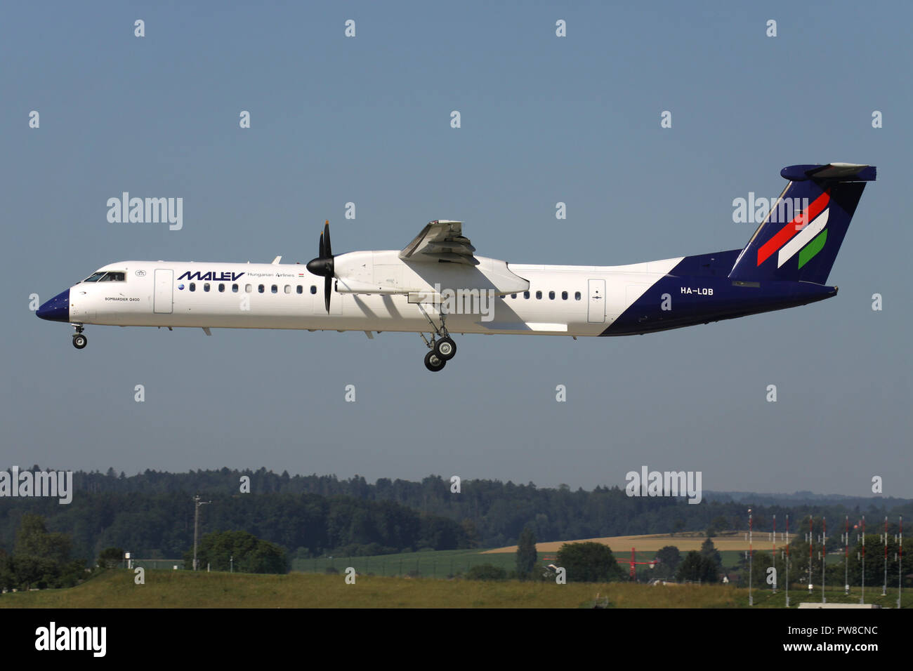 Malev Hungarian Airlines Bombardier Dash 8 Q400 mit der Registrierung HA-LQB auf kurze letzte für Piste 14 des Flughafens Zürich. Stockfoto