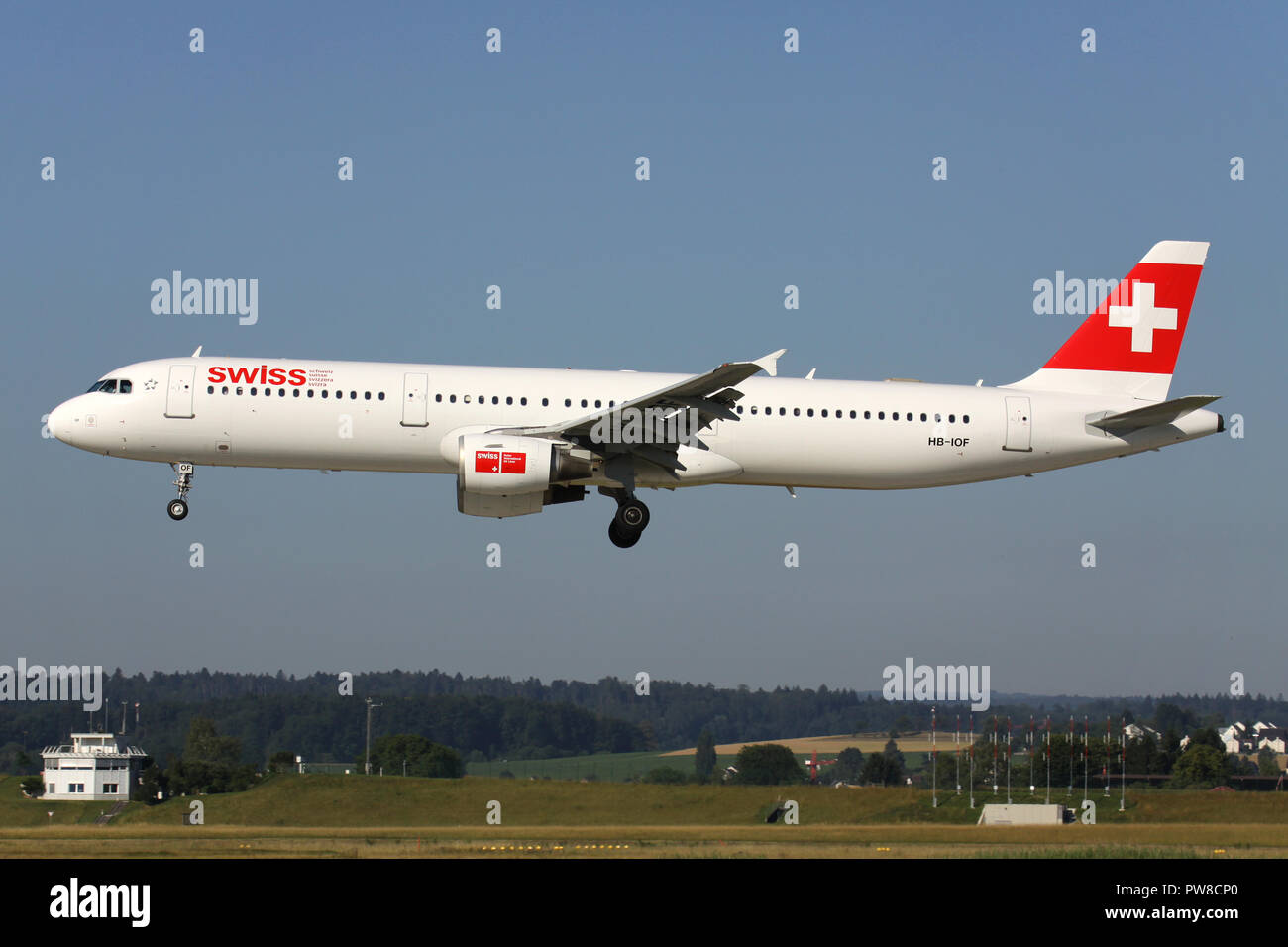 Swiss International Air Lines Airbus A 321-100 (alte Livery) mit der Immatrikulation HB-IOF auf kurze letzte für Piste 14 des Flughafens Zürich. Stockfoto