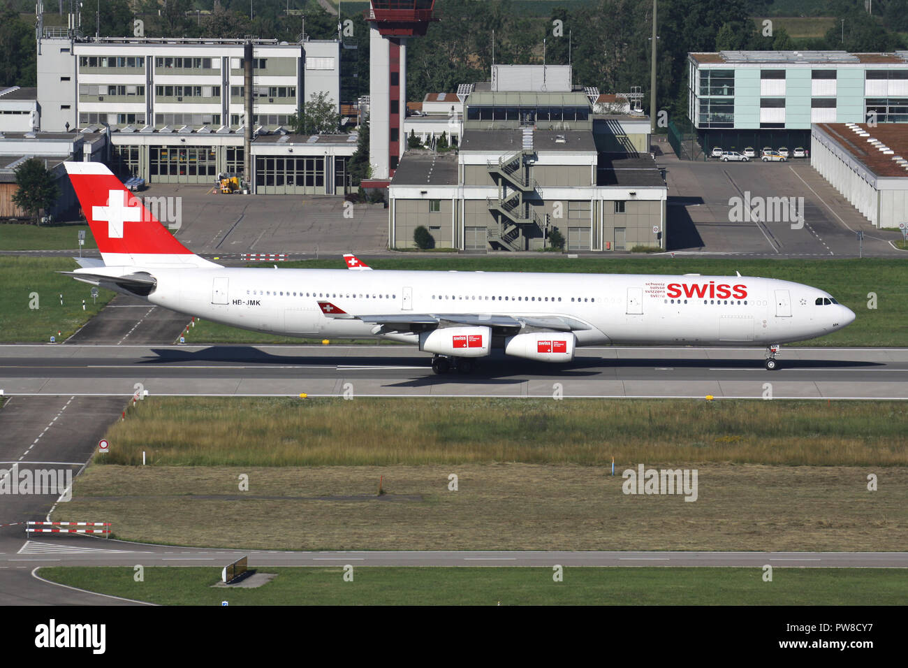 Swiss International Air Lines Airbus A340-300 (alte Livery) mit der Immatrikulation HB-JMK auf Nehmen auf Piste 34 des Flughafens Zürich. Stockfoto