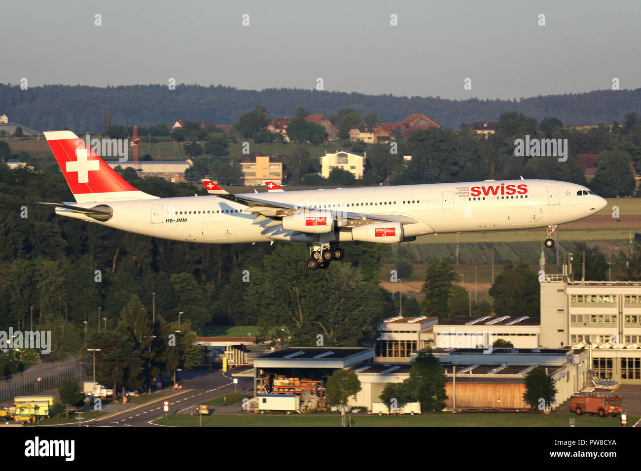 Swiss International Air Lines Airbus A340-300 (alte Livery) mit der Immatrikulation HB-JMM übernehmen von der Rolle auf die Piste 34 des Flughafens Zürich. Stockfoto