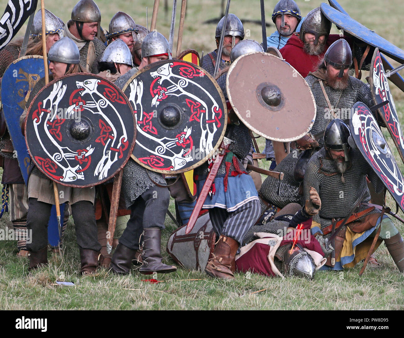 Sächsische König Harold (unten) ist mit einem Pfeil erschossen als Re-enactors im Kampf, in der Nähe von Hastings die Auseinandersetzung zwischen König Harold und William der Eroberer erlassen am Jahrestag der Schlacht von Hastings. Stockfoto