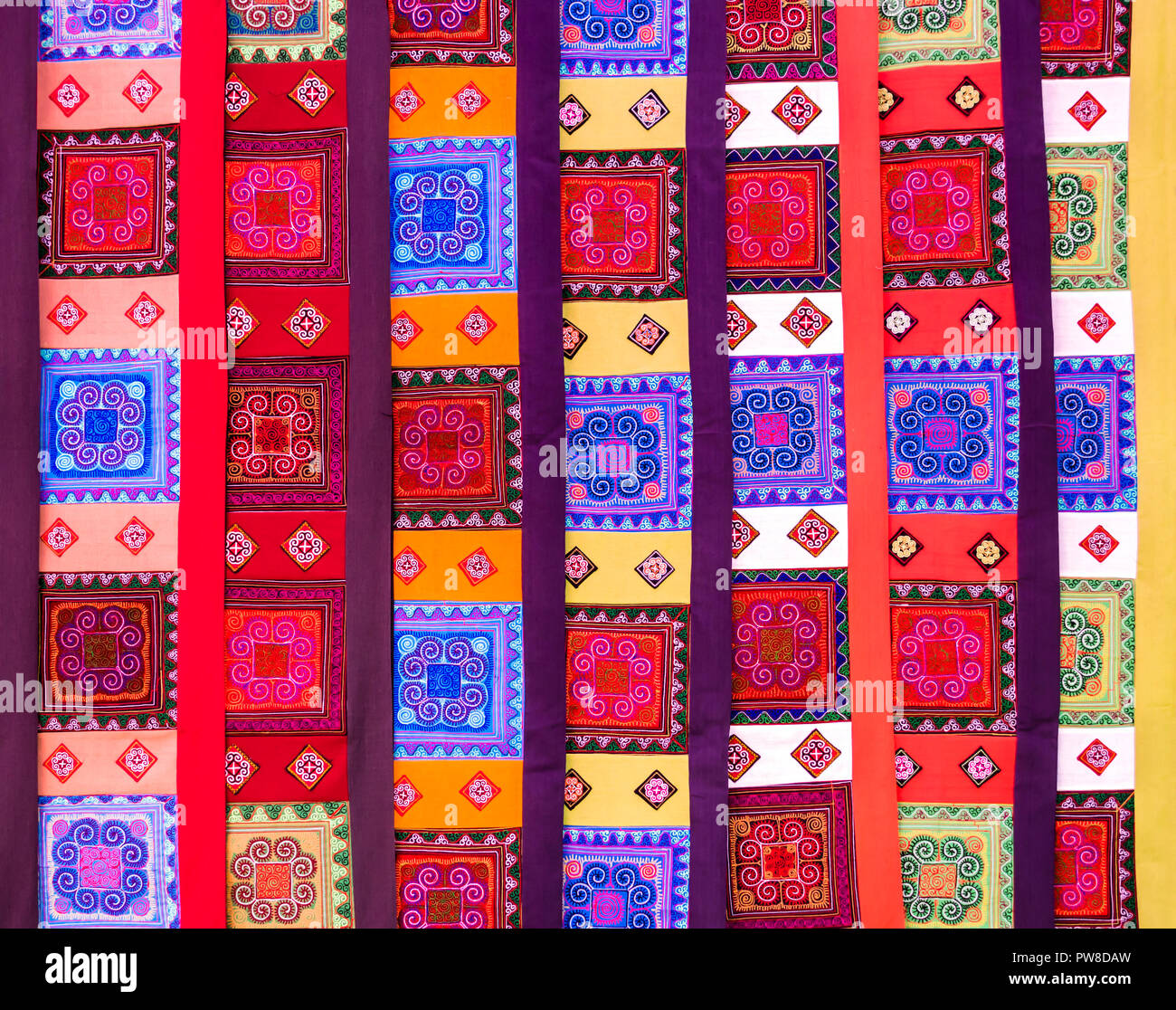 Anzeige der bunten ethnischen Vorhänge mit geometrischen Formen Stockfoto