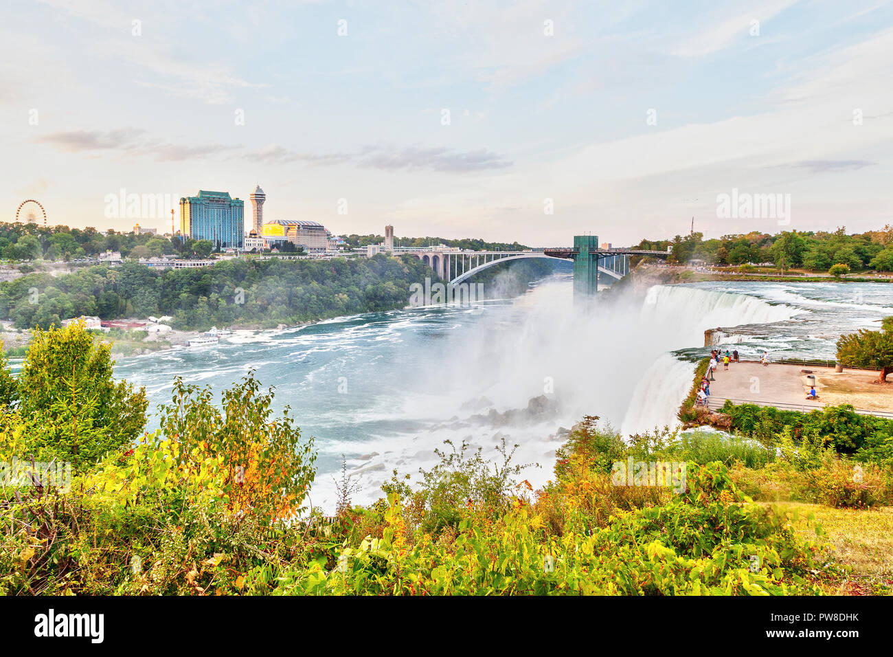 Wasserfall Aussichtsplattform am Niagara Falls mit Blick auf die Bridal Veil Falls und American Falls im Staat New York, USA, mit Rainbow Bridge anschließen Auf Stockfoto