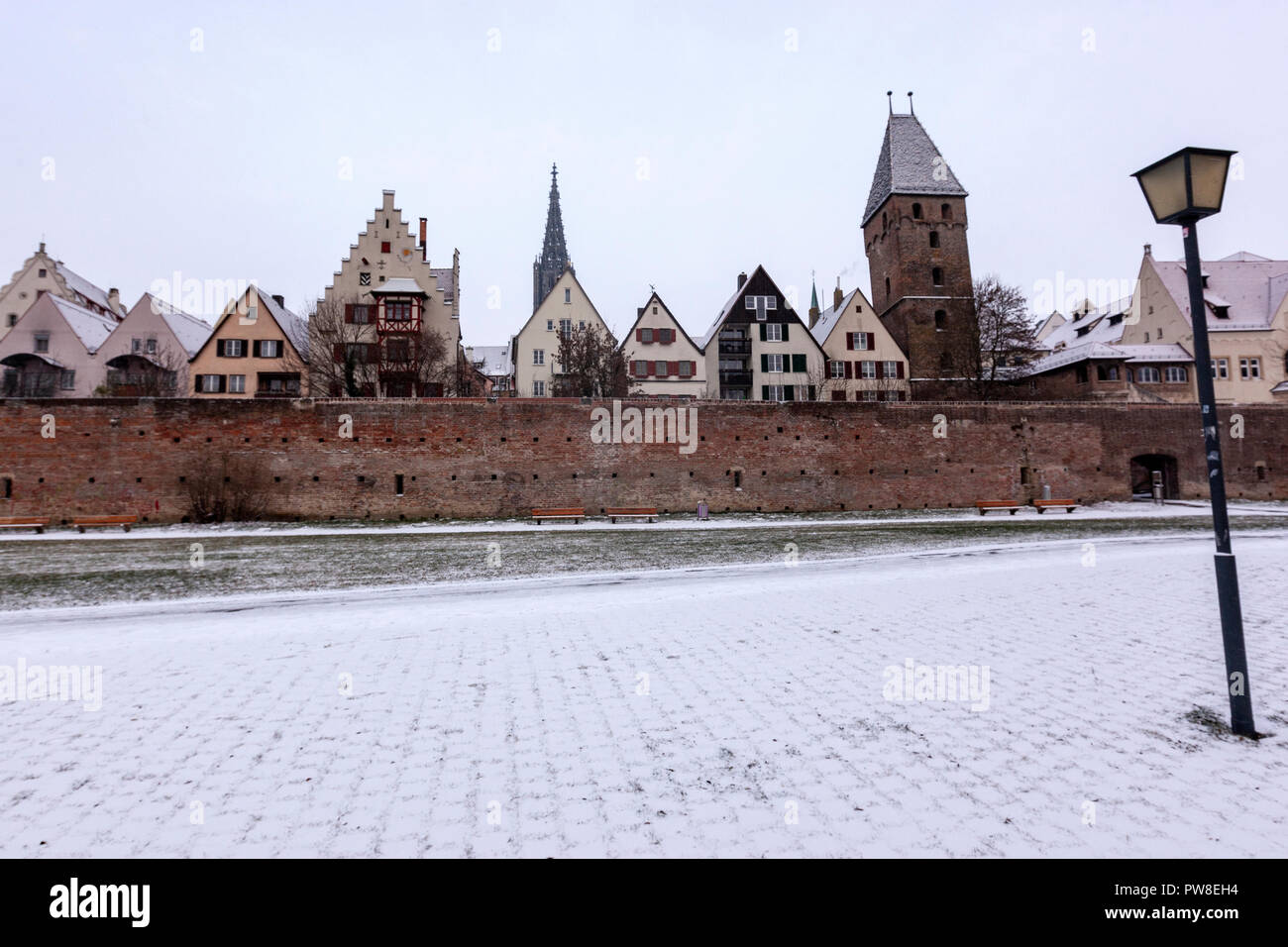 Ulmer Stadtmauer im Winter mit Schnee, Ulm, Baden-Württemberg, Deutschland Stockfoto