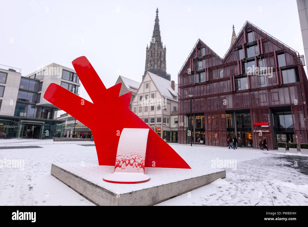 Red Dog, Roter Hund von Keith Haring, Skulptur im Hans-und-Sophie-Scholl-Platz, Ulm, Baden-Württemberg, Deutschland Stockfoto