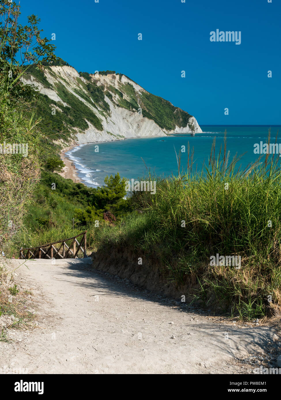 Die Mezzavalle Strand in der Conero Gebiet in der Nähe von Ancona im Sommer Stockfoto
