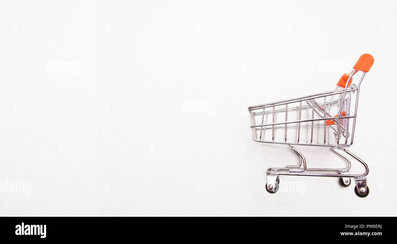 Einkaufswagen auf weißem Hintergrund mit einigen kopieren. Stockfoto