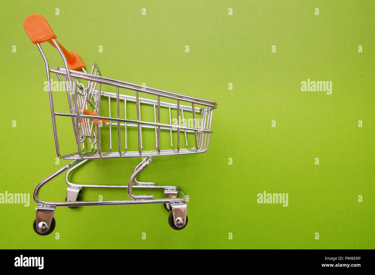 Einkaufswagen auf grünem Hintergrund mit einigen kopieren. Stockfoto