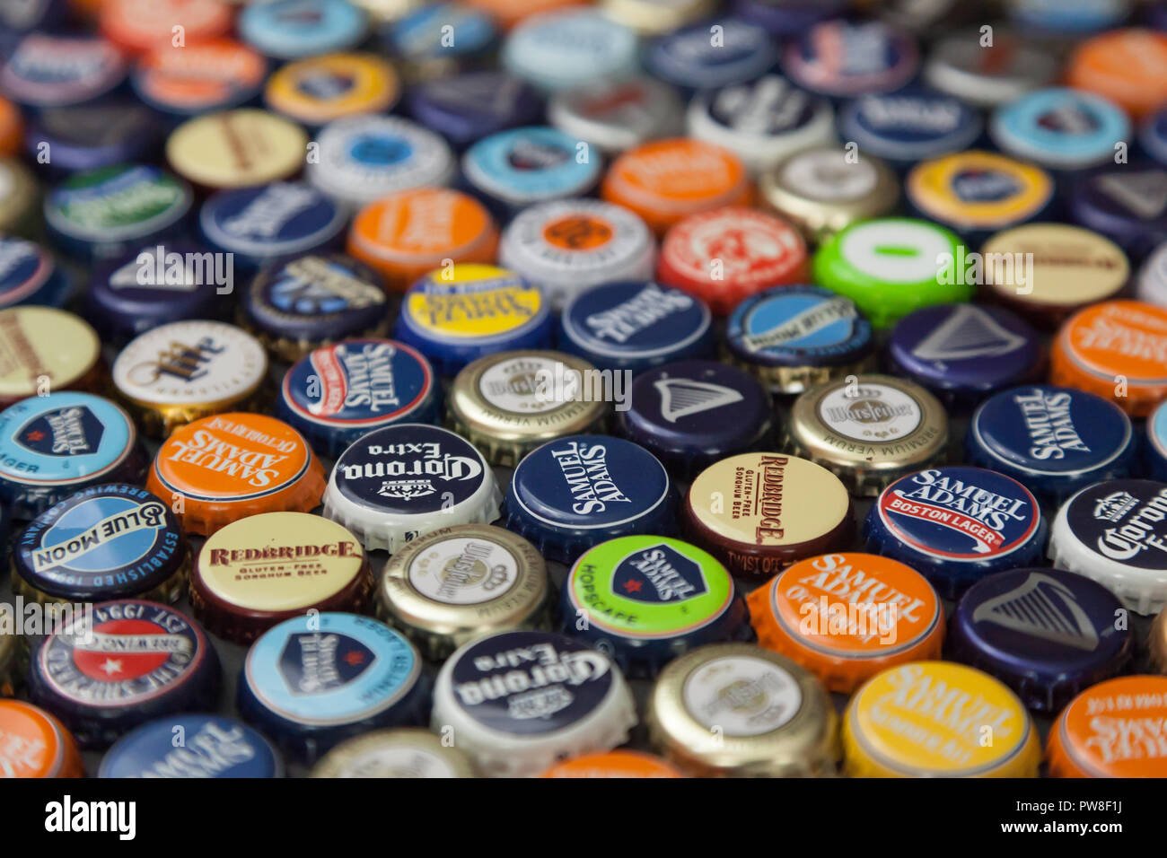 WOODBRIDGE, NEW JERSEY - Oktober 13, 2018: eine Sammlung von bunten Beer Bottle caps unterschiedlicher Marken gesehen Stockfoto