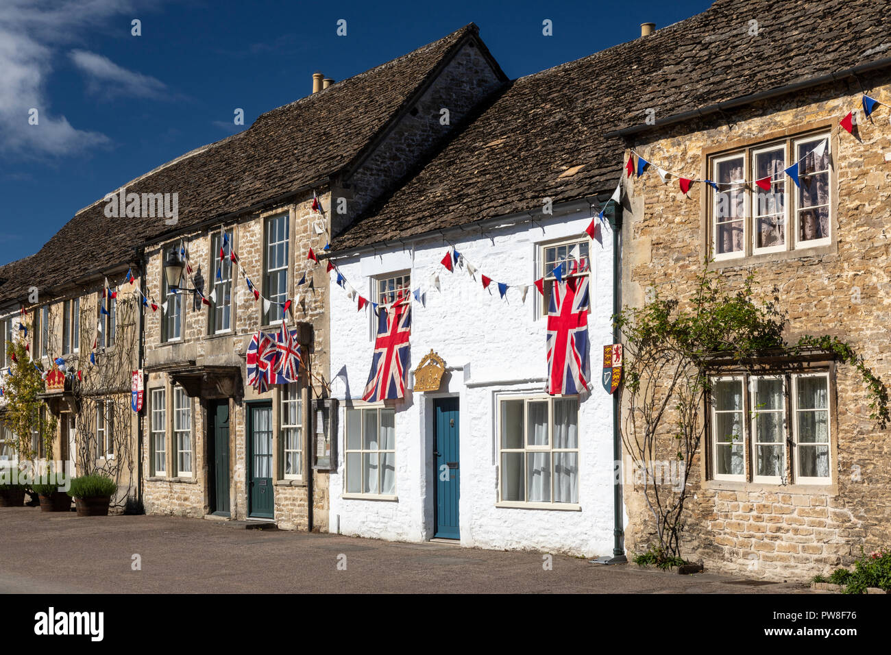 Lacock Village High Street wurde in die 1920er Jahre für die Dreharbeiten von Downton Abbey, Wiltshire, England, Großbritannien, umgewandelt Stockfoto