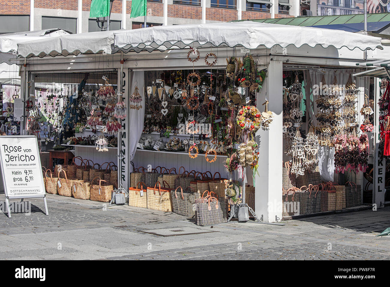 Markt in der Münchner Viktualienmarkt Verkauf einer Vielzahl und große Auswahl an Geschenkartikeln und Souvenirs. Stockfoto