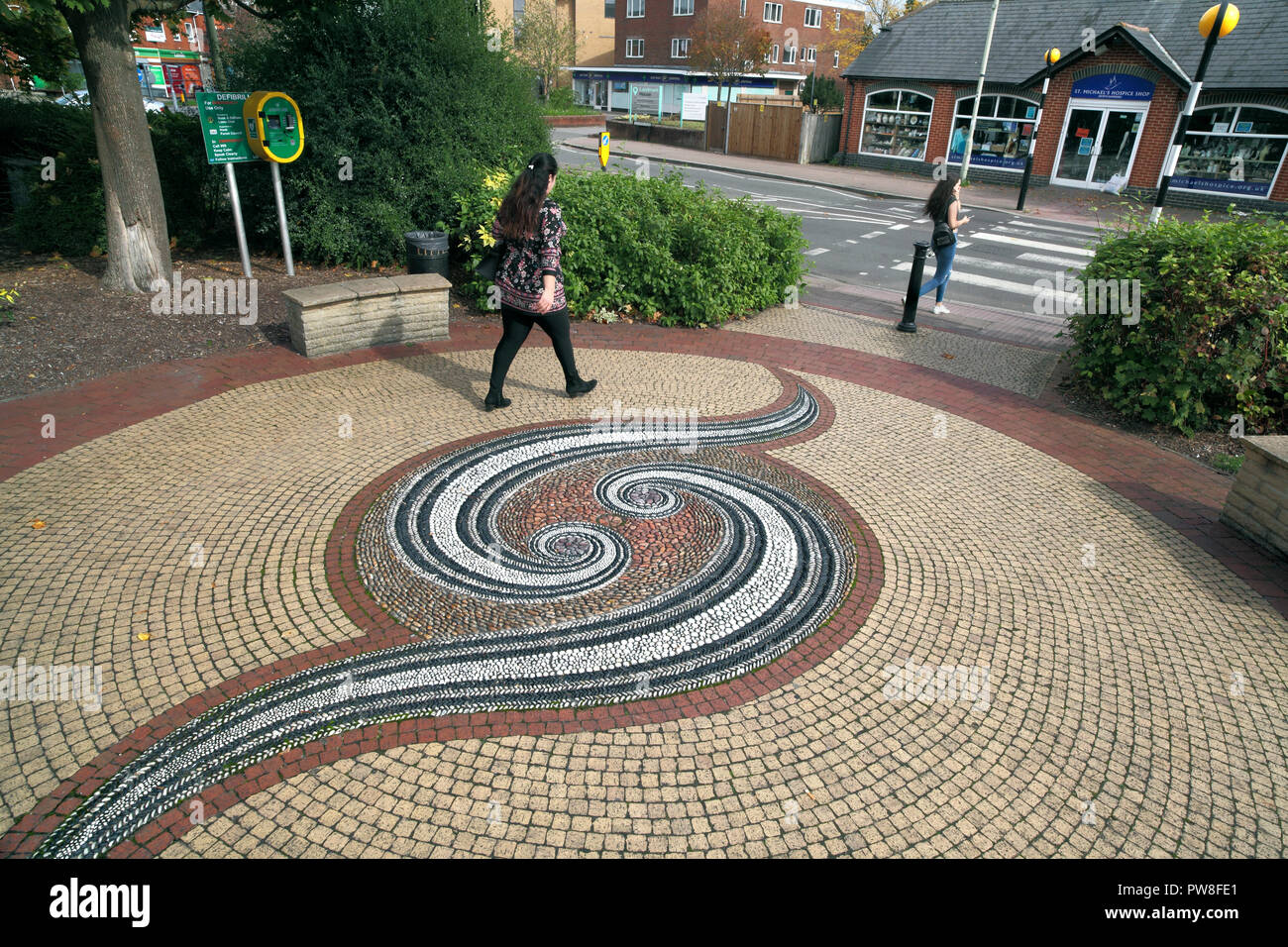 Ein kieselstein Mosaik (von Maggy Howarth) im Gehweg neben einem Einkaufszentrum in Haken, Hampshire. Stockfoto