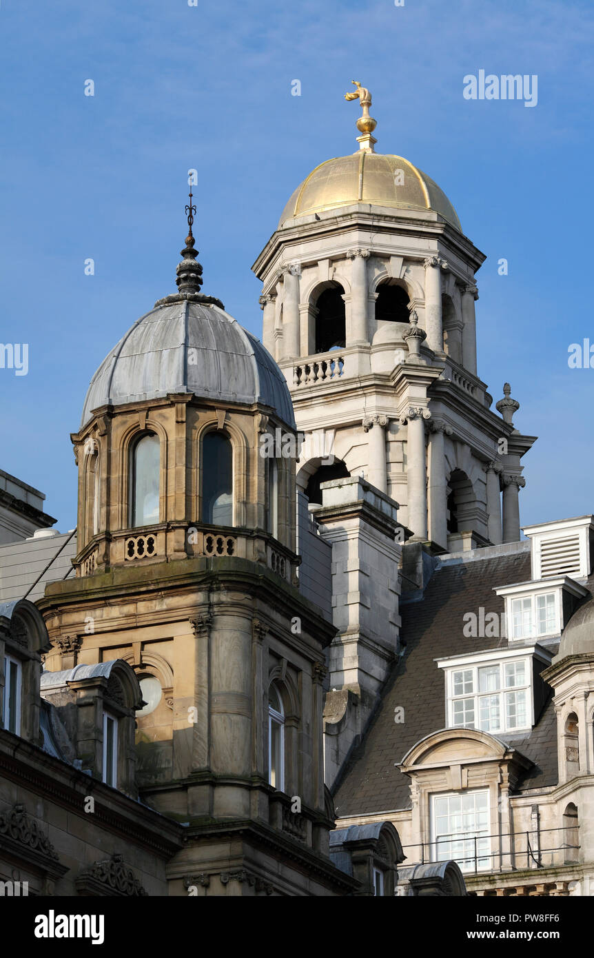 Kuppeln auf der Dale Street, Liverpool. Vorne: Der Tempel Gebäude (1860); hinten: Die ehemalige königliche Insurance Company HQ (1896-1993). Stockfoto