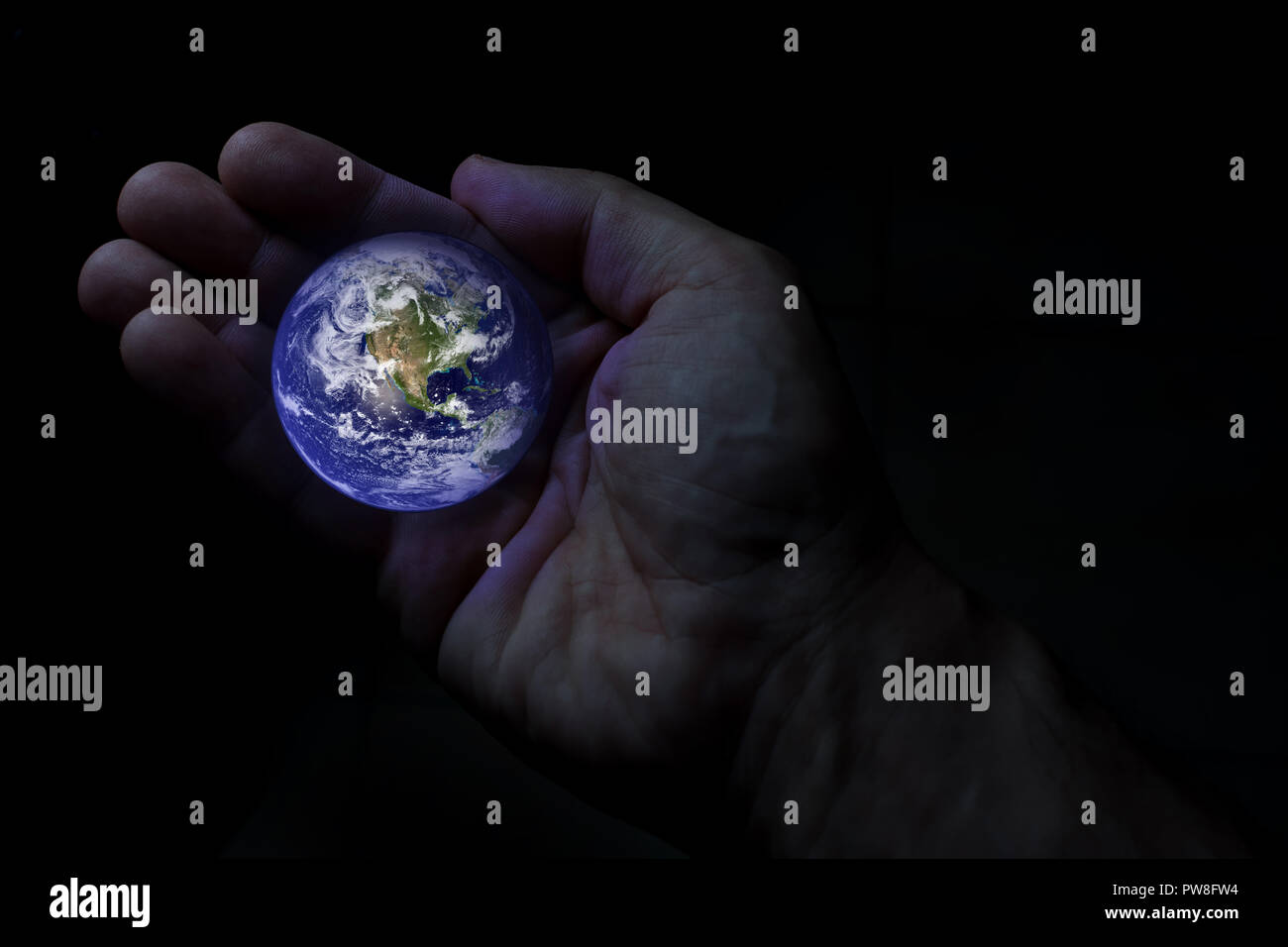 Globus in einer Hand gehalten. Elemente dieses Bild von der NASA eingerichtet. Stockfoto