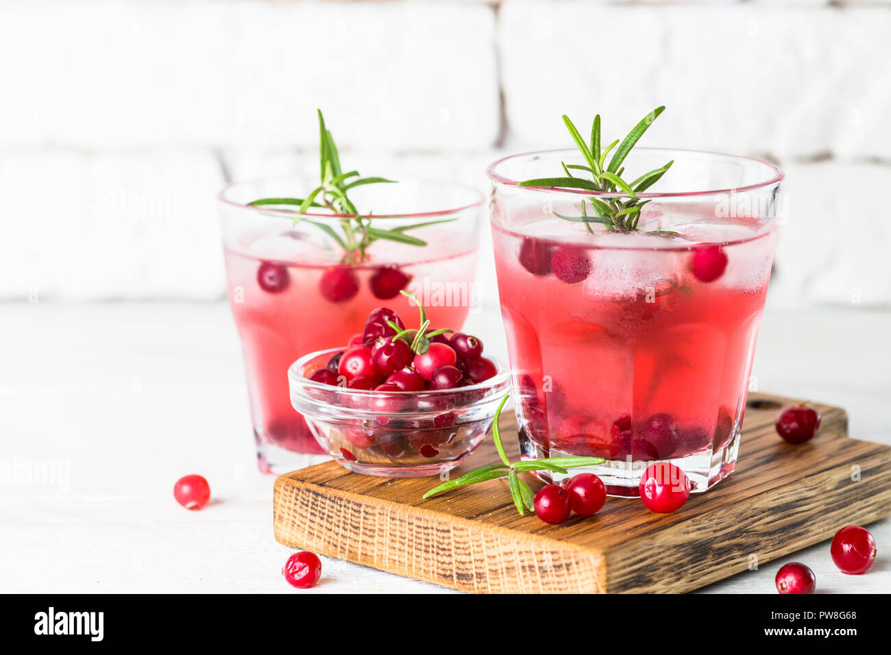 Cocktail mit Cranberry, Wodka, Rosmarin und Eis. Stockfoto