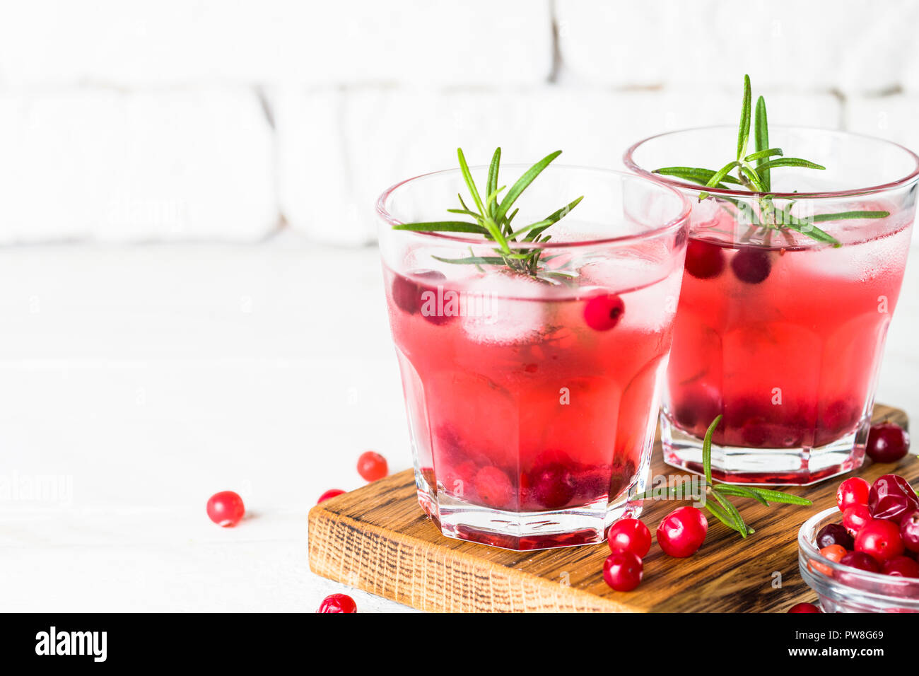 Cocktail mit Cranberry, Wodka, Rosmarin und Eis. Stockfoto