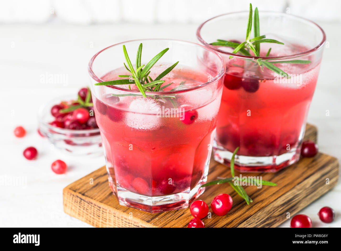 Cocktail mit Cranberry, Wodka, Rosmarin und Eis. Stockfoto