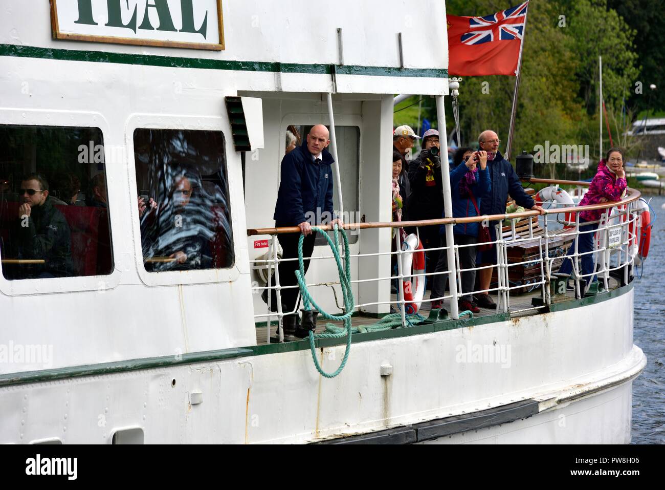 Boot Matrose, Vorbereitung, auf Ambleside auf der MV Teal, Kreuzfahrten See Windermere, Cumbria, England, Großbritannien Stockfoto