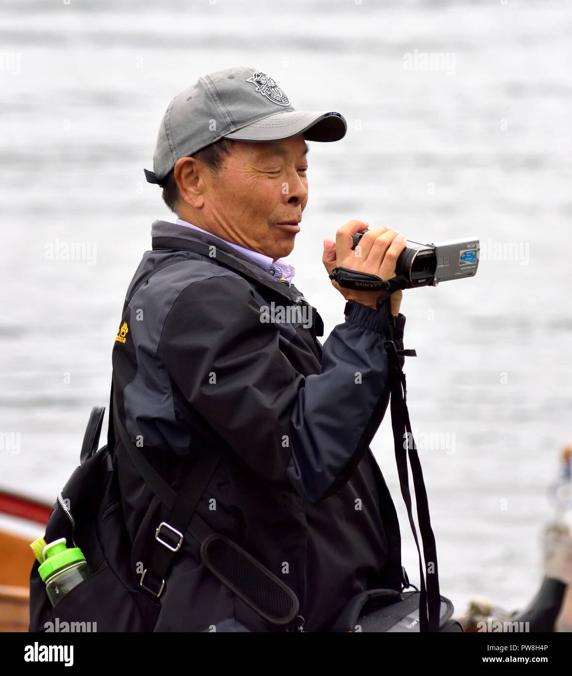 Touristische mit einer Sony Handycam Videokamera, Bowness on Windermere, Lake District, Cumbria, England, Großbritannien Stockfoto