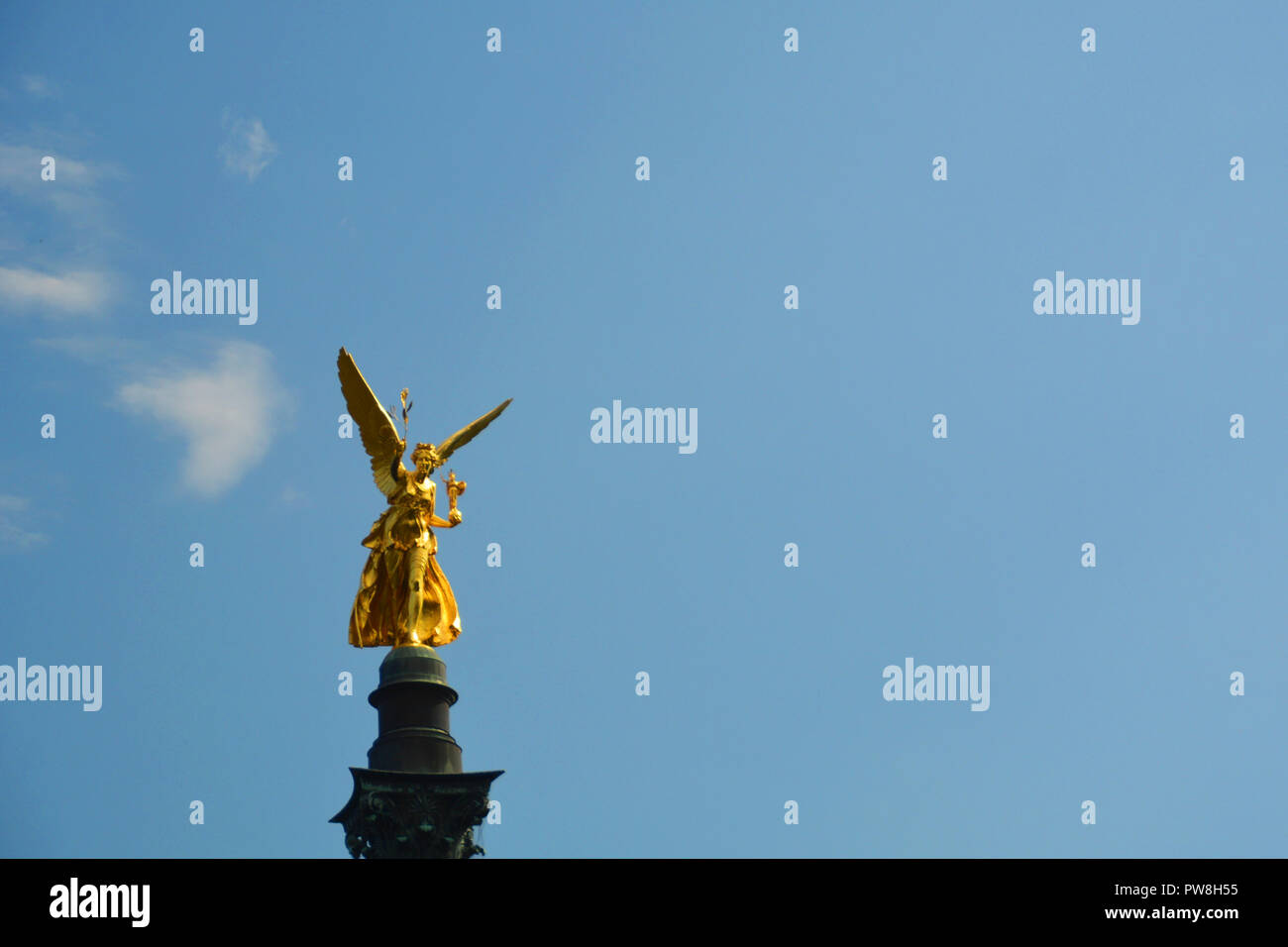 Schöne Engel in der Münchner Himmel Stockfoto