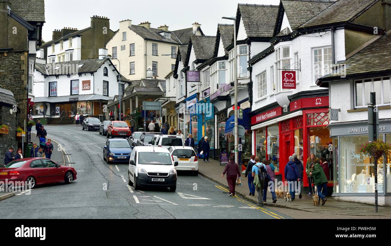 Geschäfte, Leute einkaufen, Bowness on Windermere, South Lakeland, Lake District, Cumbria, England, Großbritannien Stockfoto
