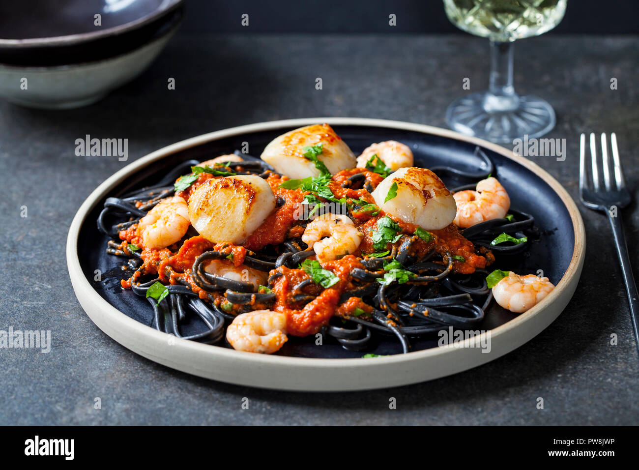 Tintenfisch Nudeln mit Garnelen und Jakobsmuscheln Stockfoto