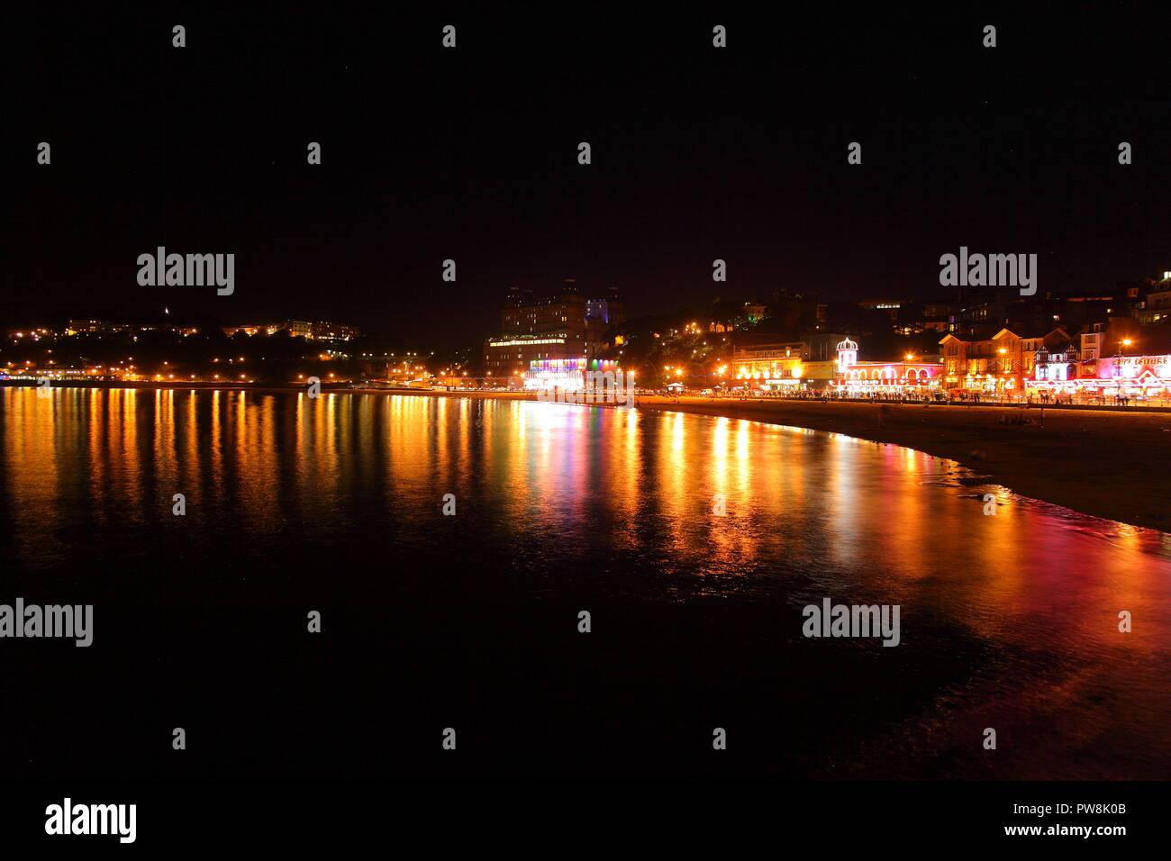 Scarborough South Shore direkt am Meer in der Nacht in North Yorkshire Stockfoto