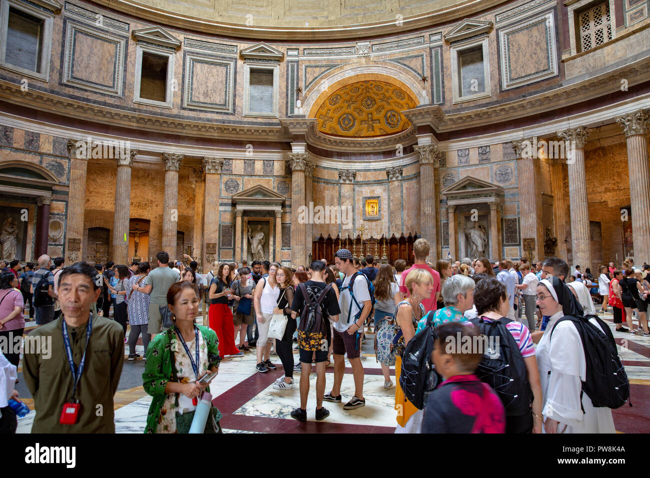 Eine Nonne in weißem Kleid begleitet Touristen und Besucher das Pantheon in Rom, um das Innere dieses historischen Gebäudes zu sehen, Rom, Italien, Europa Stockfoto