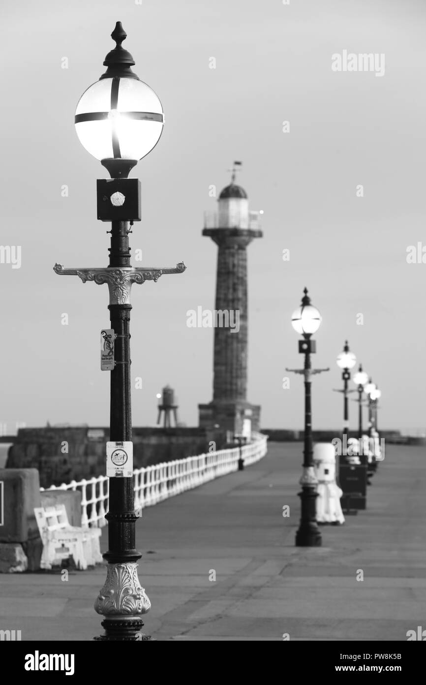 Straßenbeleuchtung und Leuchtturm auf Whitby Pier in North Yorkshire Stockfoto