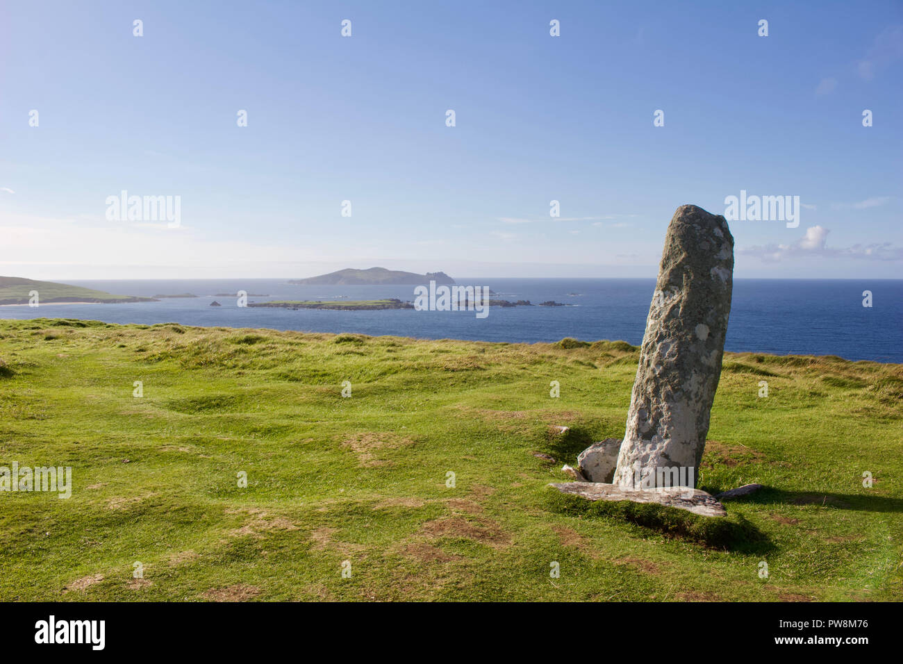 Nahaufnahme eines alten ogham Stein Obelisk auf der Oberseite von Dunmore Head auf der Halbinsel Dingle in der Grafschaft Kerry, Irland Stockfoto