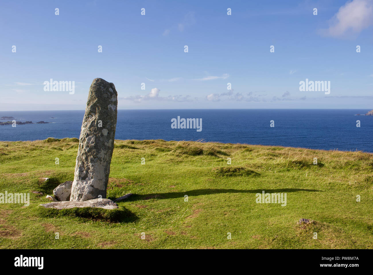 Nahaufnahme eines alten ogham Stein Obelisk auf der Oberseite von Dunmore Head auf der Halbinsel Dingle in der Grafschaft Kerry, Irland Stockfoto