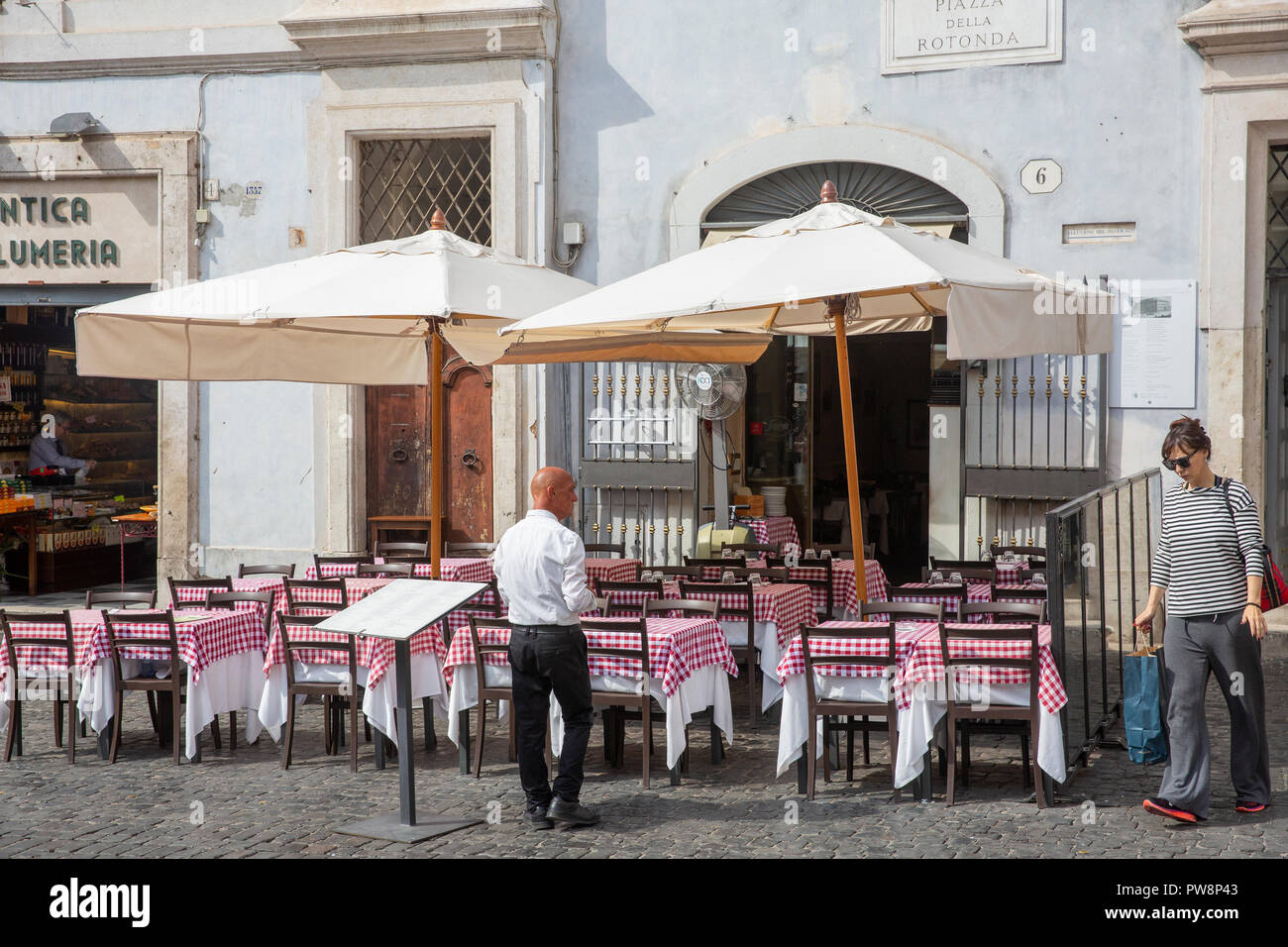 Traditionelle rote und weiße Tischdecken auf italienischen Restaurants in Piazza della Rotonda, das Stadtzentrum von Rom, Latium, Italien Stockfoto