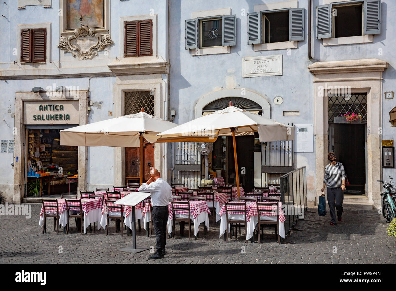 Kellner und italienisches Restaurant mit traditionellen roten Tischdecken in Piazza Della Rotunda, Rom, Italien Stockfoto