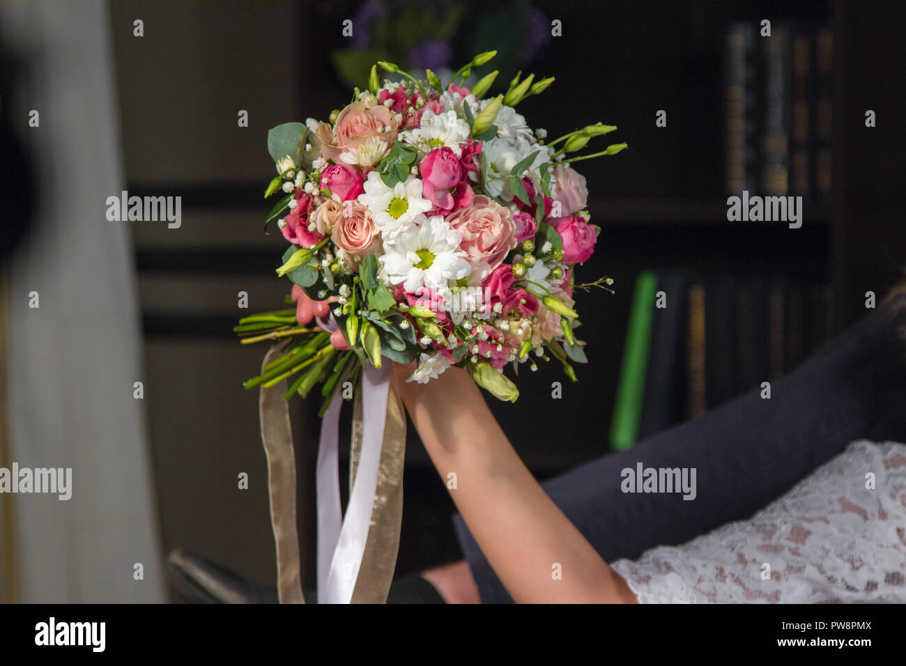 Hochzeit Braut natürliche Blumenstrauß in der Hand Stockfoto