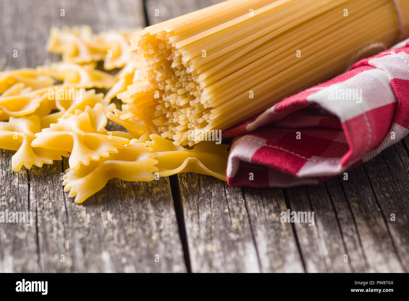 Spaghetti und farfalle Pasta auf alten Holztisch. Stockfoto