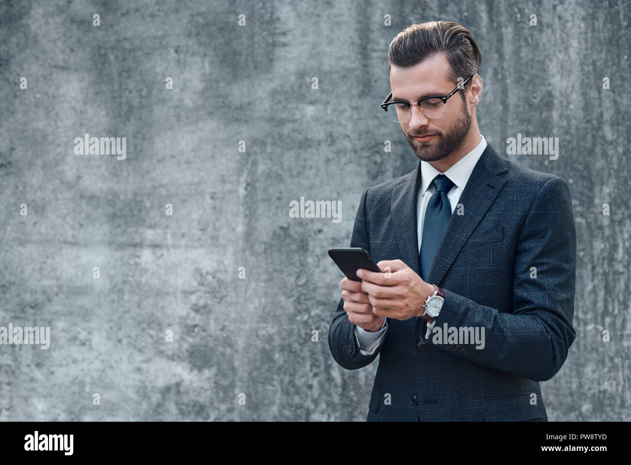 Elegante Geschäftsmann Hand halten und mit einem Smart Phone im Freien Stockfoto