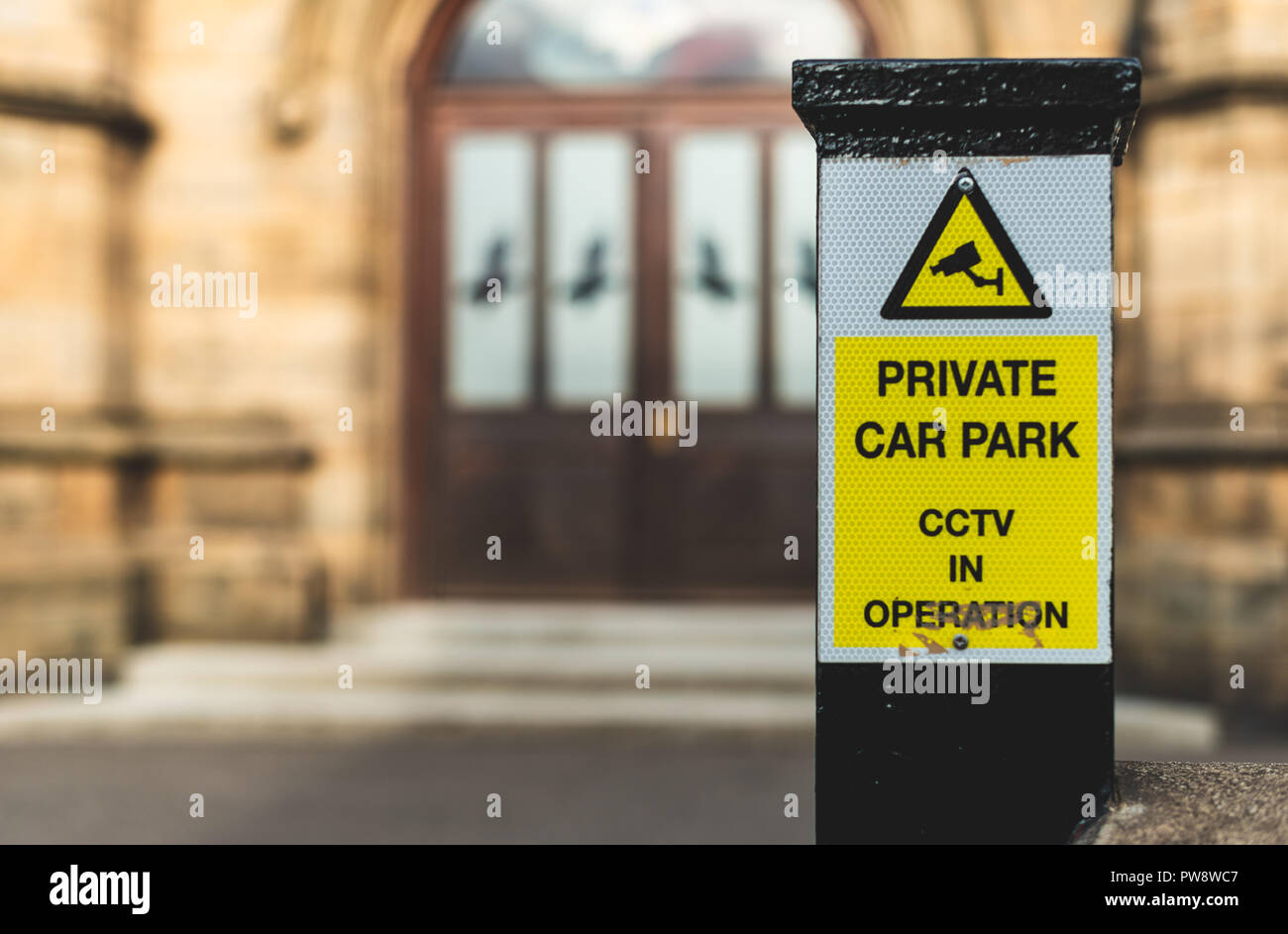 Eine Nahaufnahme eines Zeichens, die sagt, "Privater Parkplatz, cctv in Betrieb' Stockfoto