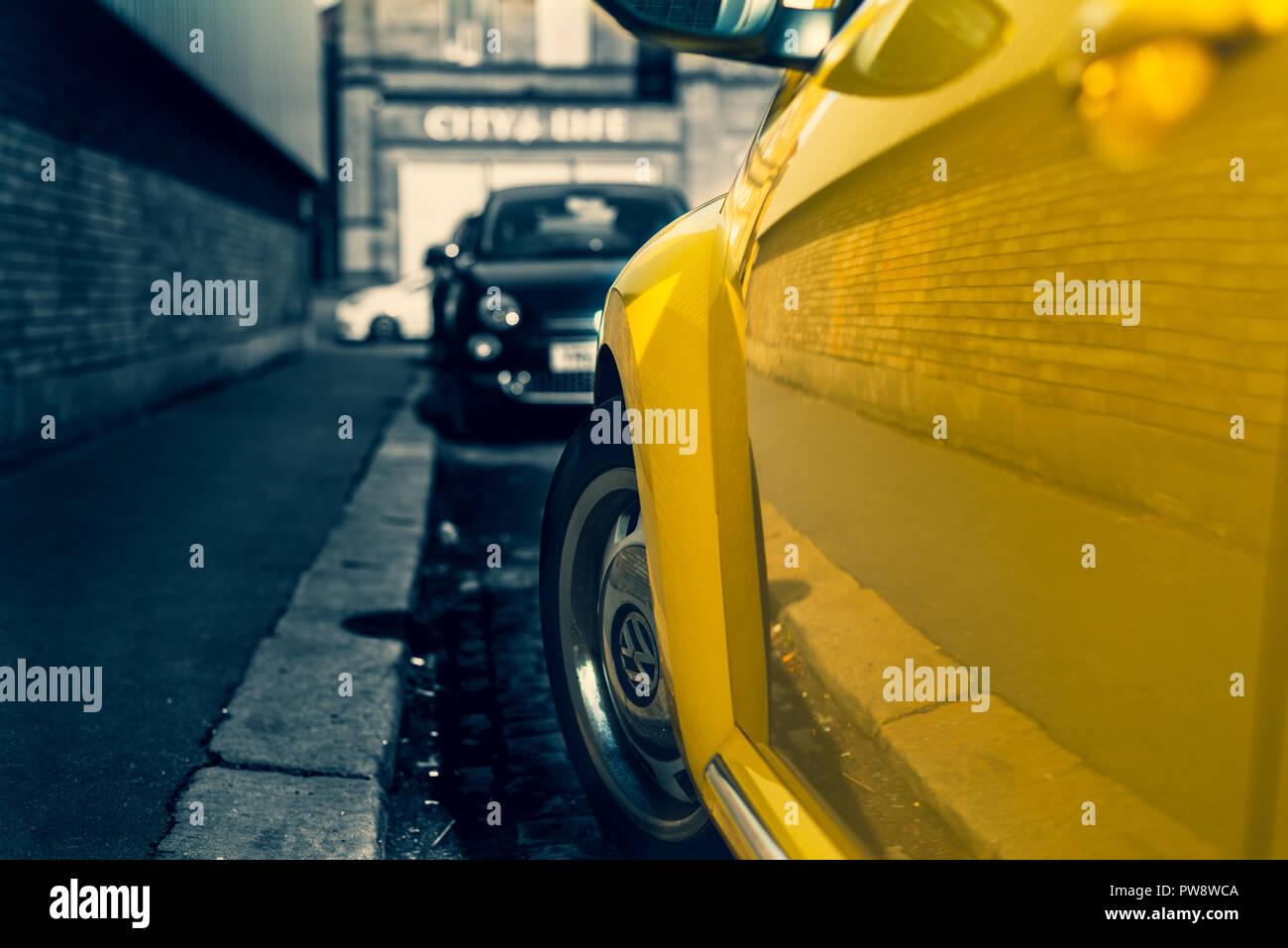 Eine gelbe Volkswagen mit dem Fokus auf it's Rad Rad Stockfoto