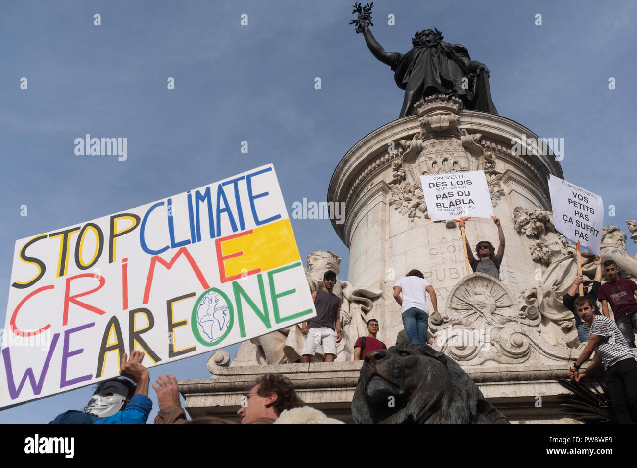 Paris, Frankreich, 13. Oktober 2018: Demonstranten März bis Place de la Republique aus Protest gegen den Klimawandel und die globale Erwärmung Credit: Auf Sicht Fotografische/Alamy leben Nachrichten Stockfoto