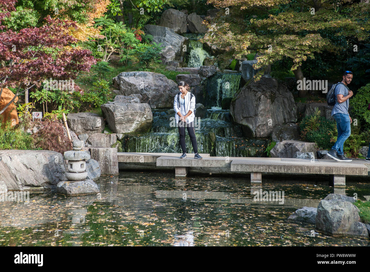 London, UK, 13. Oktober 2018 warmen Samstag Nachmittag Sonnenschein in Holland Park als Sturm Callum Überschwemmungen in anderen Teilen des Vereinigten Königreichs bringt. Credit: JOHNNY ARMSTEAD/Alamy leben Nachrichten Stockfoto